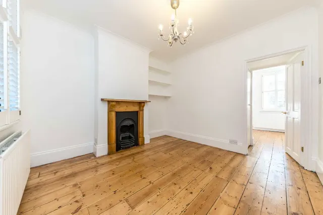 Staines Road, TW2, photo 2