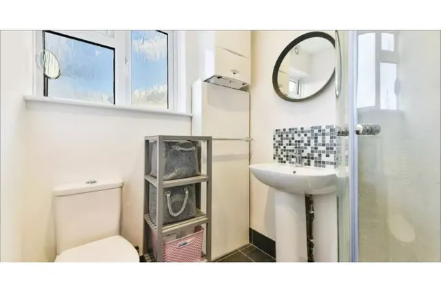 Bushey Road, London, SW20, photo 3