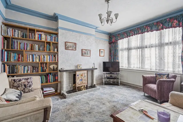Photo 2 — Oxhey Avenue, Watford, Watford, WD19 4HB