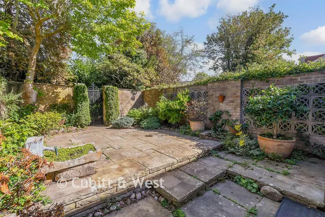 Burnham Drive, Reigate, RH2, photo 2