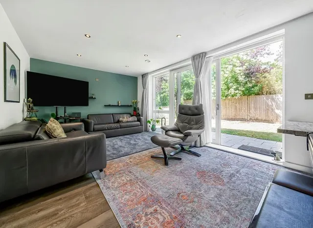 Reservoir Way, Willesden, NW10, photo 2