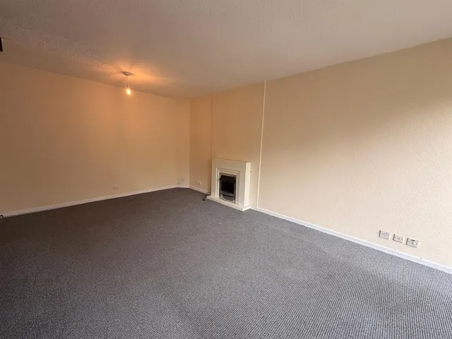 Photo 3 — Pembridge Close, Redditch