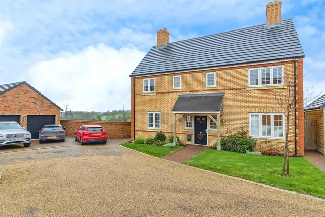 Cherry Leas, Great Horwood, Milton Keynes, photo 1
