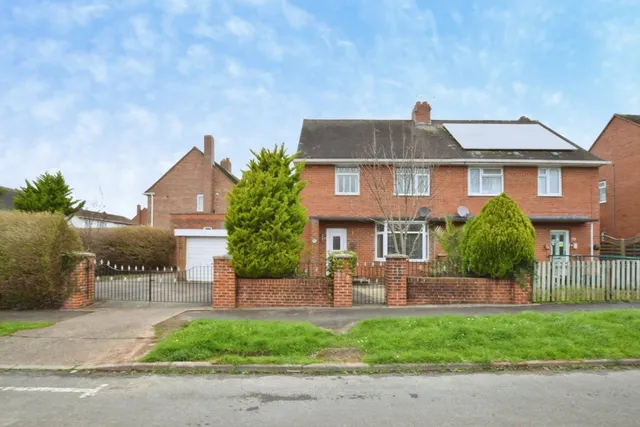 Thackeray Road, photo 1