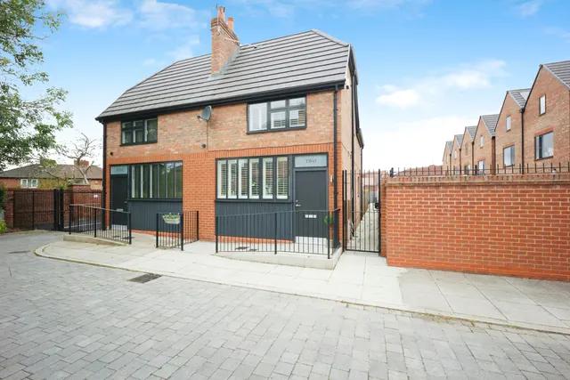 Photo 3 — Crown Green Close, Heaton Mersey
