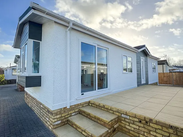 Weybridge Park Estate Weybridge Road, Addlestone KT15 2RF, photo 1