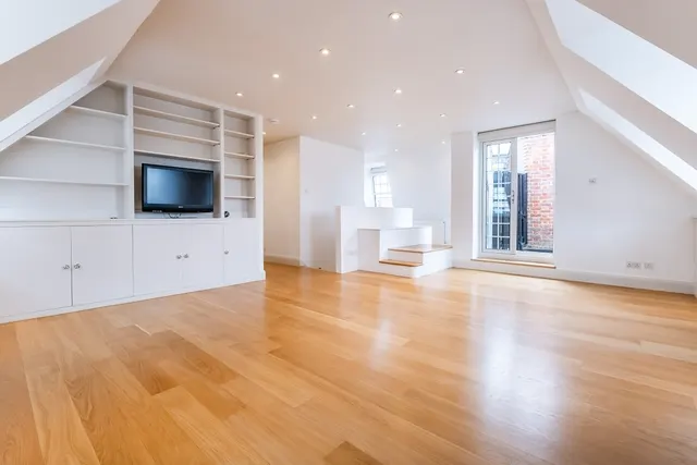 3 bedroom flat — Elystan Street London SW3