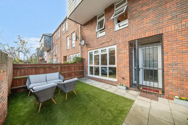 Slade Walk, SE17, photo 1