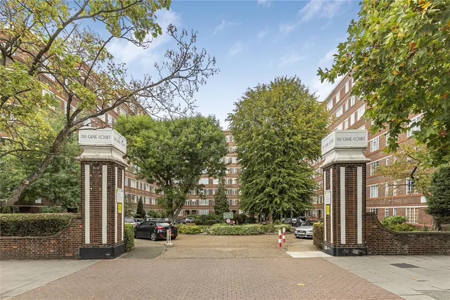 Balham High Road, London, SW17, photo 1