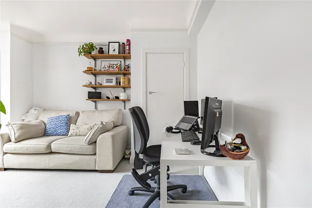 Balham High Road, London, SW17, photo 3