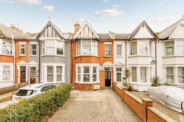 Uxbridge Road, London, W7 3PX, photo 1