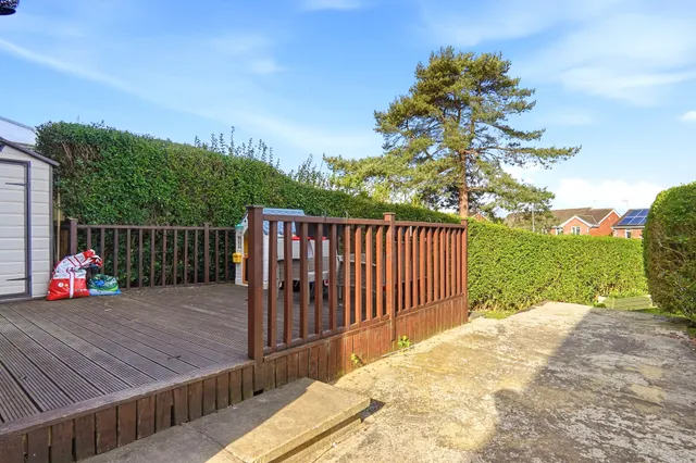 Leeds & Bradford Road, Leeds, LS13, photo 2