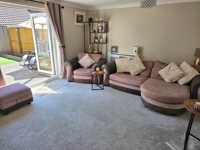 Photo 3 — Linnet Close, Newport, PO30 5GT