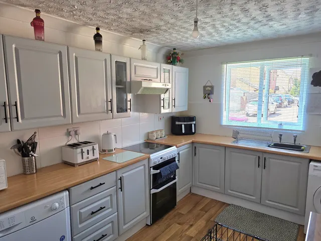 Photo 2 — Linnet Close, Newport, PO30 5GT
