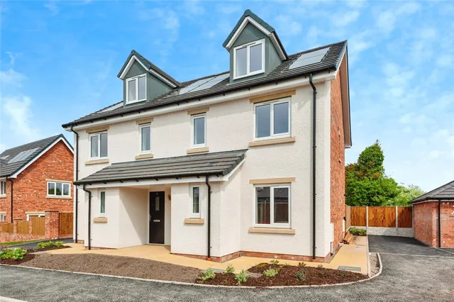 Halis Court, Hale Village, L24, photo 1