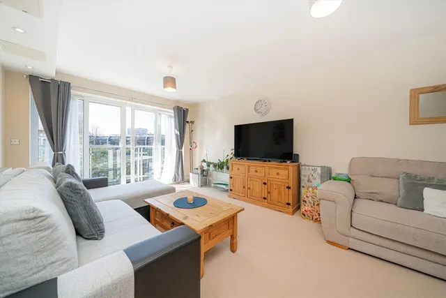 Sundeala Close, TW16, photo 2