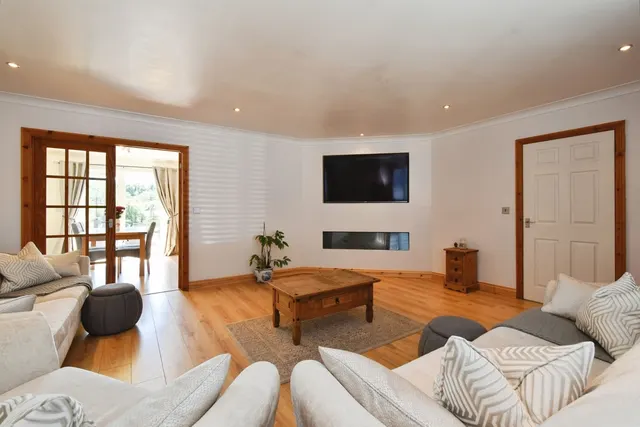 Wernoleu Road, Betws, SA18, photo 3