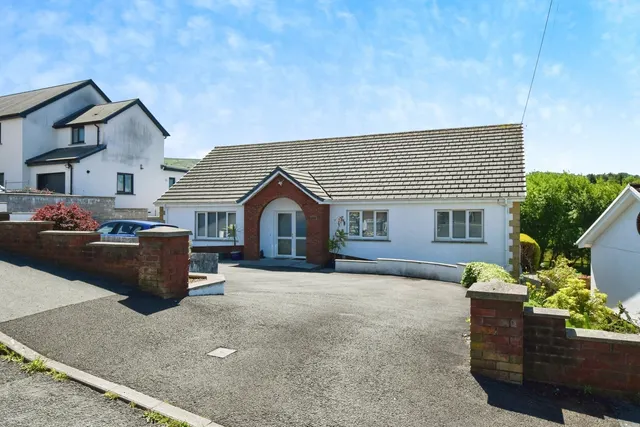 Wernoleu Road, Betws, SA18, photo 1