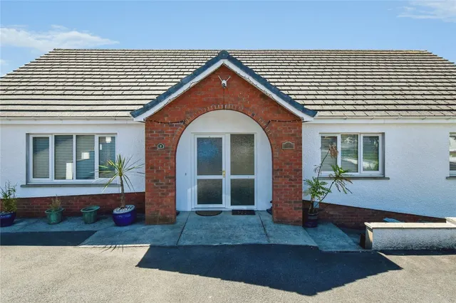 Wernoleu Road, Betws, SA18, photo 2