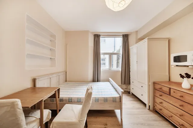 Photo 2 — Flat 17, 8 Cheniston Gardens, London