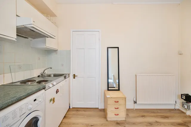 Photo 3 — Flat 17, 8 Cheniston Gardens, London
