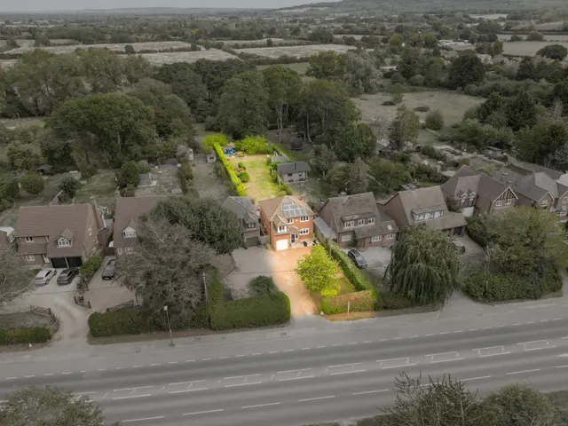 Wendover Road, Weston Turville, photo 1