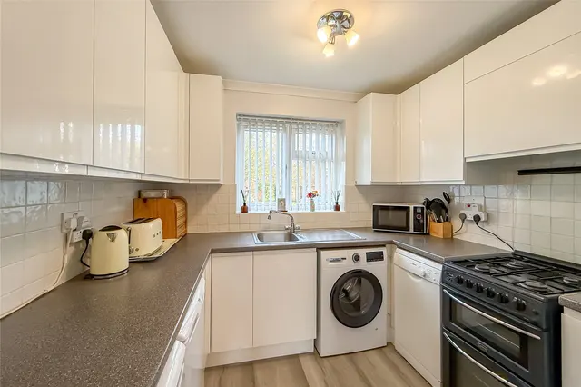 Photo 2 — Runcie Close, St. Albans, Hertfordshire, AL4 9AX