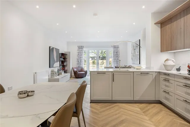 Photo 3 — Chase Side, Southgate, London, N14 4PR