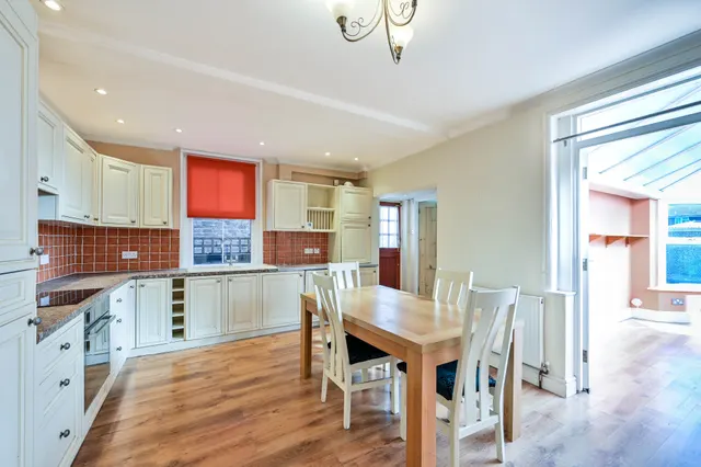 Photo 3 — 210 Worplesdon Road, Guildford