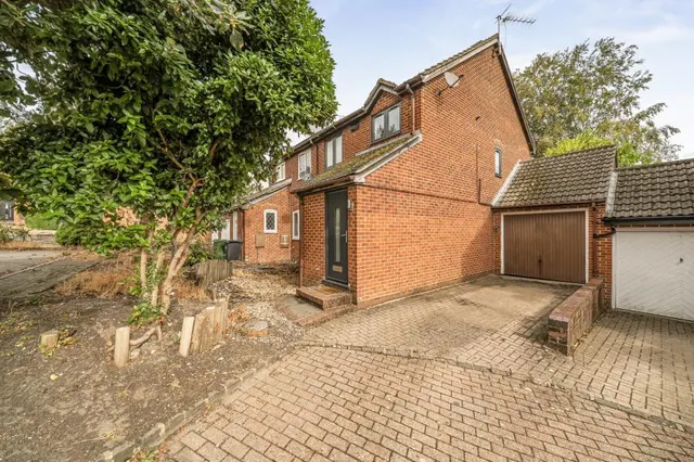 Hawkesworth Drive, Bagshot, GU19, photo 1