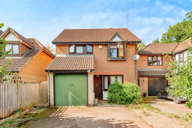 Oakside Lane, Horley, photo 1
