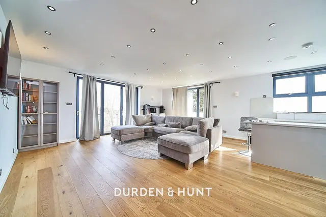 Eden Avenue, Chigwell, IG7, photo 2