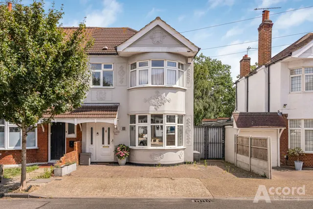 Parkside Avenue, Romford, RM1, photo 1
