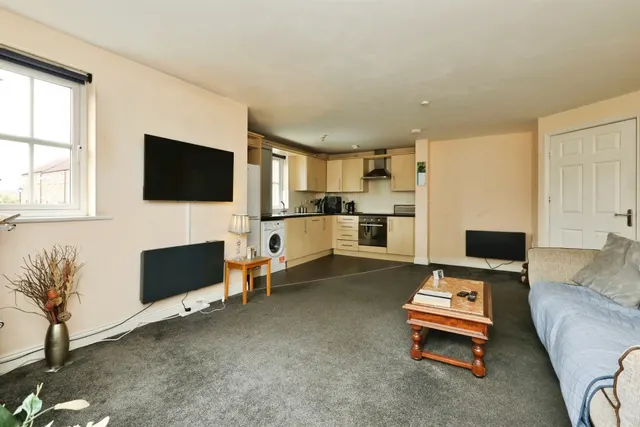Photo 3 — Denbigh Avenue, Worksop