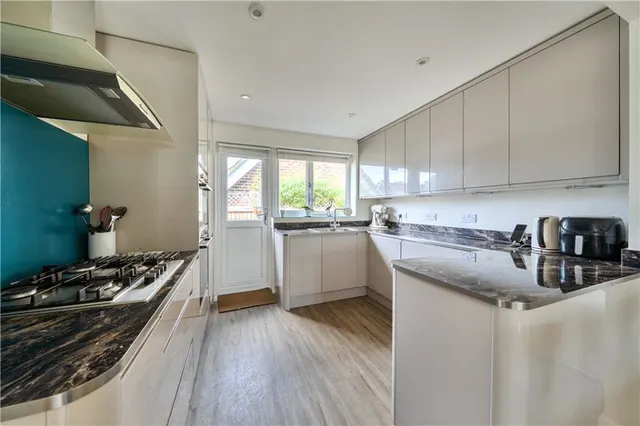 School Road, West Wellow, SO51, photo 3
