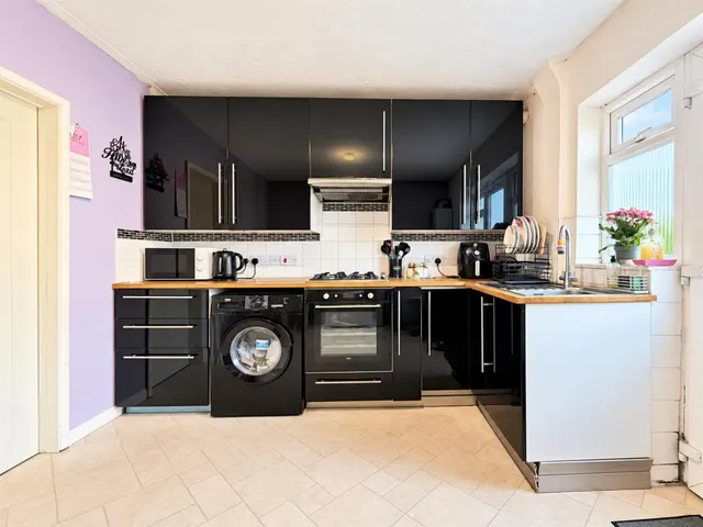 Terraced For SaleOsborne Avenue, Stanwell, TW19, photo 3