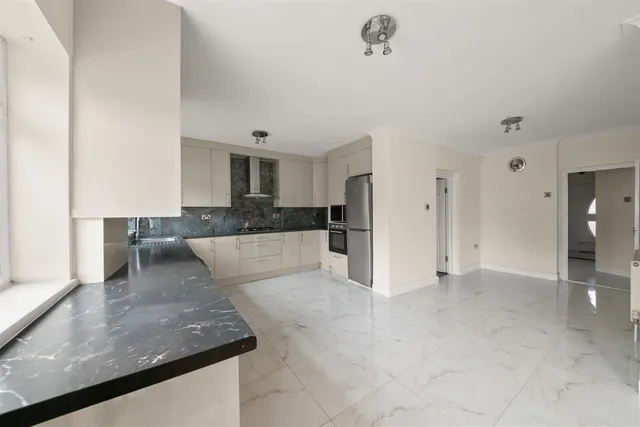 Crosslands Avenue, Norwood Green, photo 2