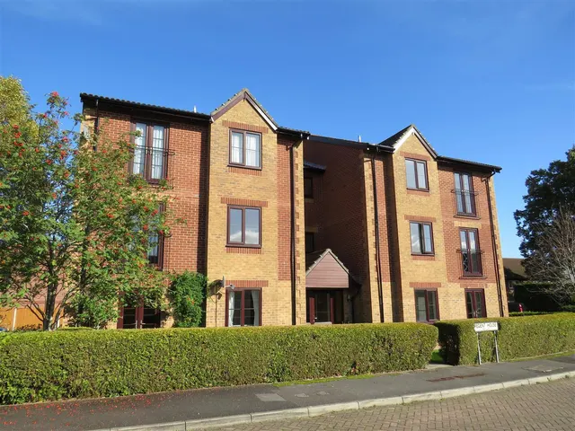 Cheltenham Gardens, Hedge End, SOUTHAMPTON, photo 1
