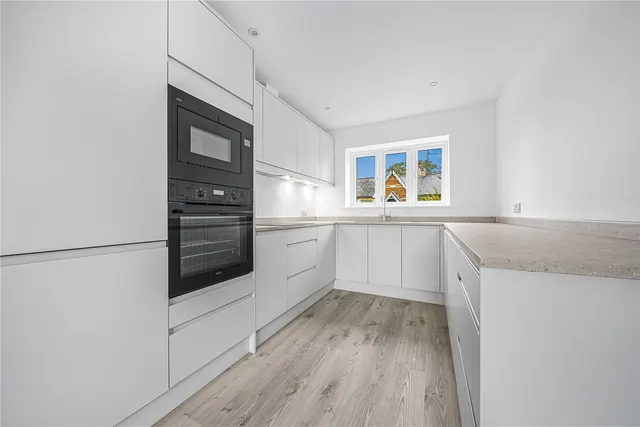 College Road, Woking, GU22, photo 2