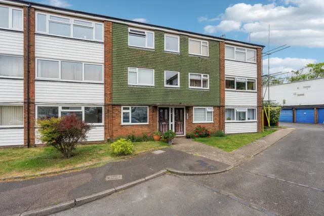 2 bedroom flat — The Cedars, Dunstable, LU6 3JB