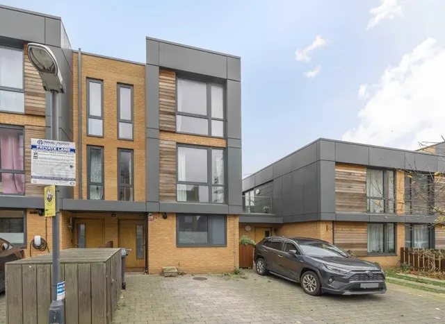 Baltic Avenue, Brentford, TW8, photo 1