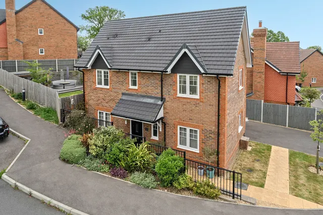 Armsworth Way, Farnham, GU9, photo 1