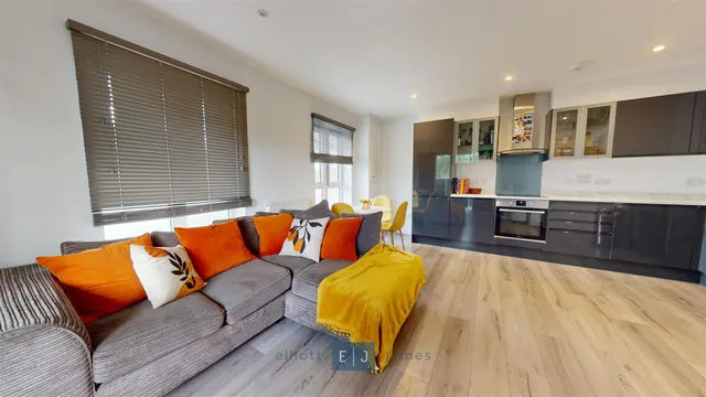 High Road, Loughton, IG10, photo 2