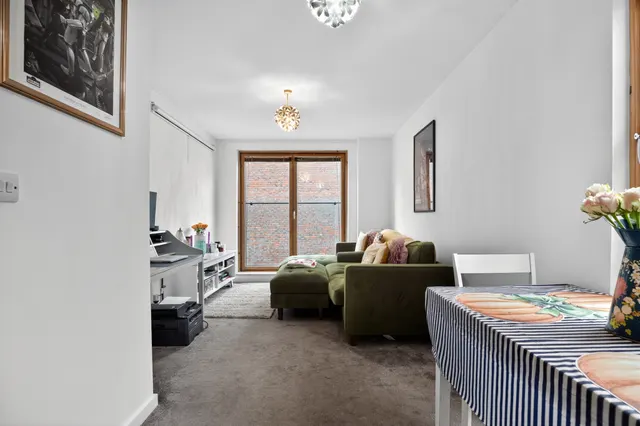 Wingate Square, London, SW4, photo 1