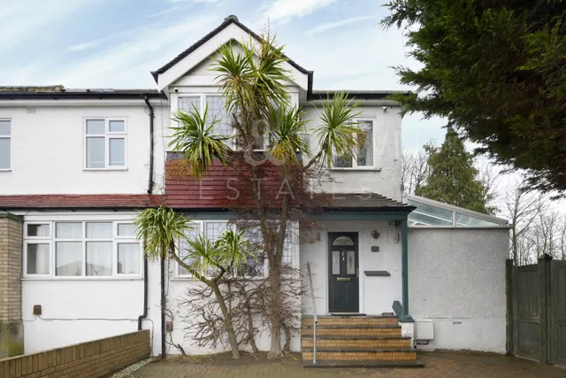 4 bedroom house — Moore Avenue, Grays, RM20