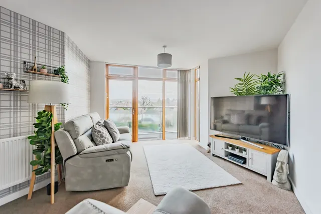 Carlton Road, Redhill, photo 1