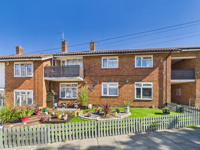 Southgate Drive, Southgate, RH10, photo 1