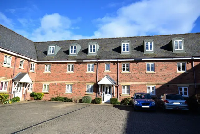 2 bedroom flat — Wade Court, Hatherley