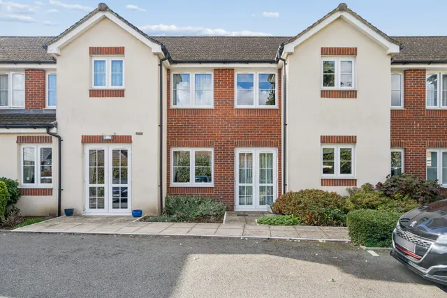 Holtsmere Close, Watford, WD25, photo 1