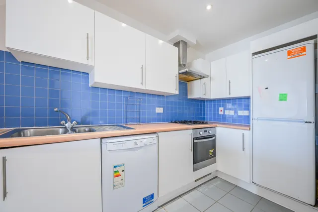Photo 2 — 39 Hutchings Wharf, 1 Hutchings Street, London